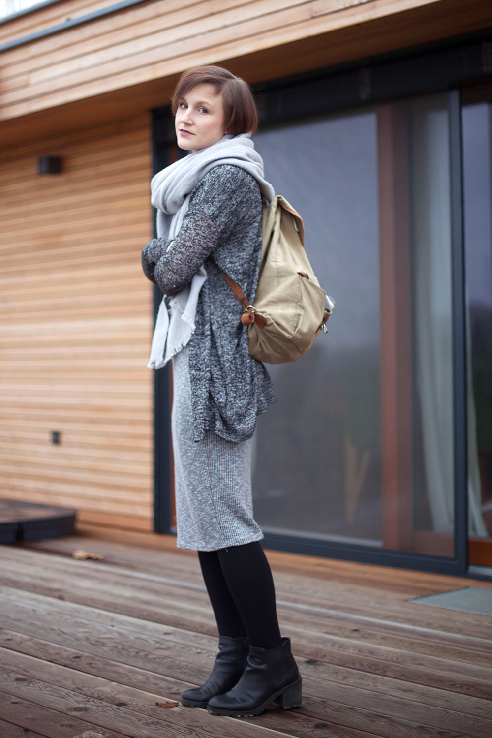 outfit-all-in-grey-boots